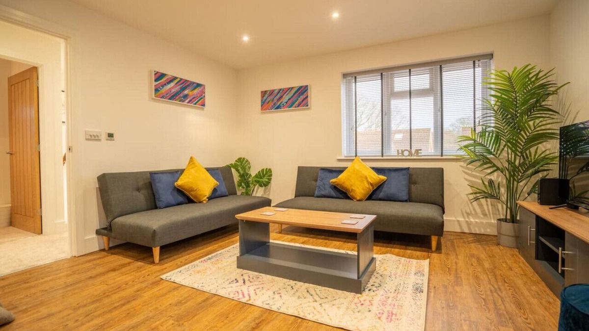 Crawley Apartment | Skyway First Floor Apartment is a 2 bedroom apartment with parking in Three Bridges