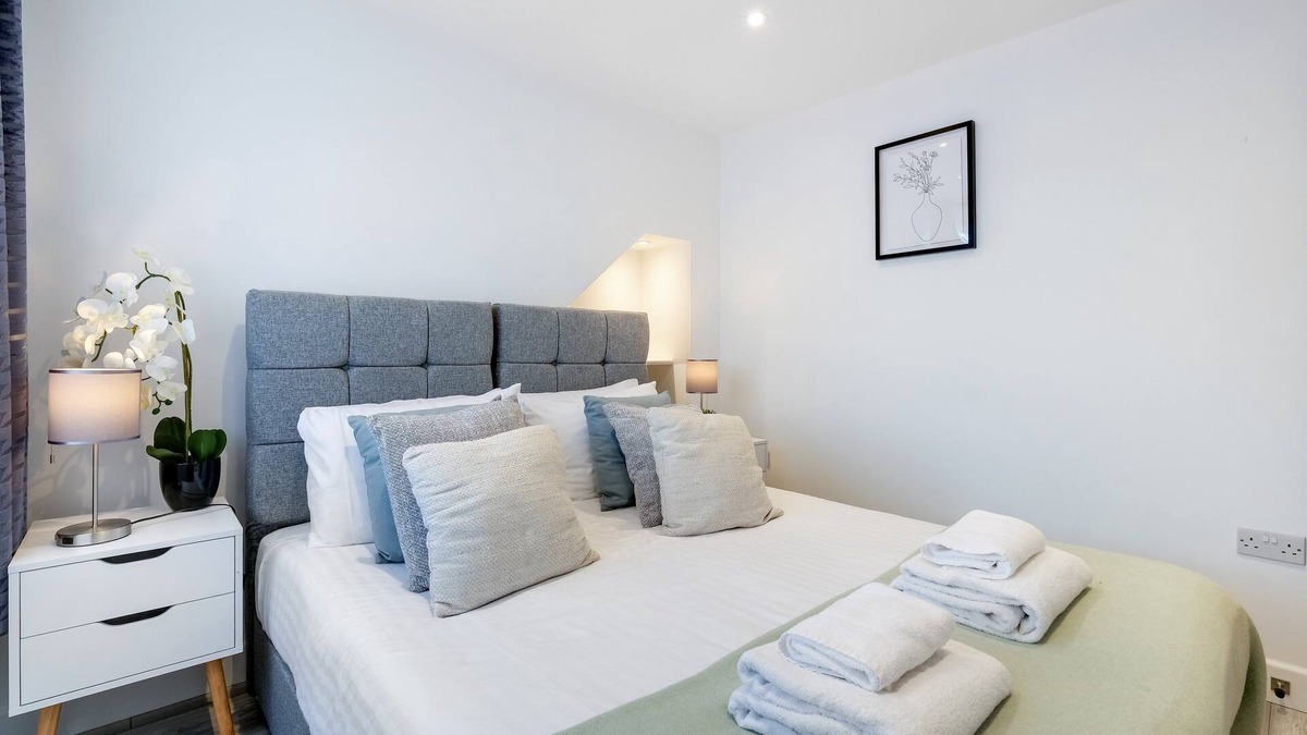 Iver House | SL0 Church Rd 254 - Bright 6 bedroom 3 bath house ideal for Pinewood Studios