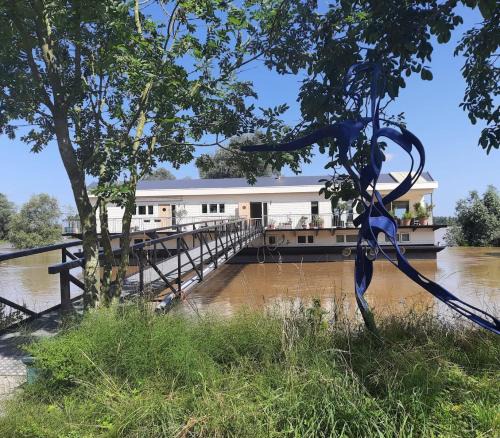 Beneden-Leeuwen Bed & Breakfast | Slapenopdewaal