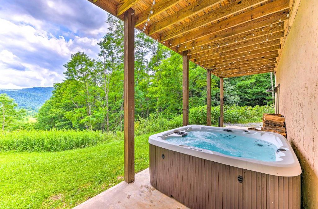 Slatyfork Farm House | Slaty Fork Escape with Mountain View and Hot Tub!