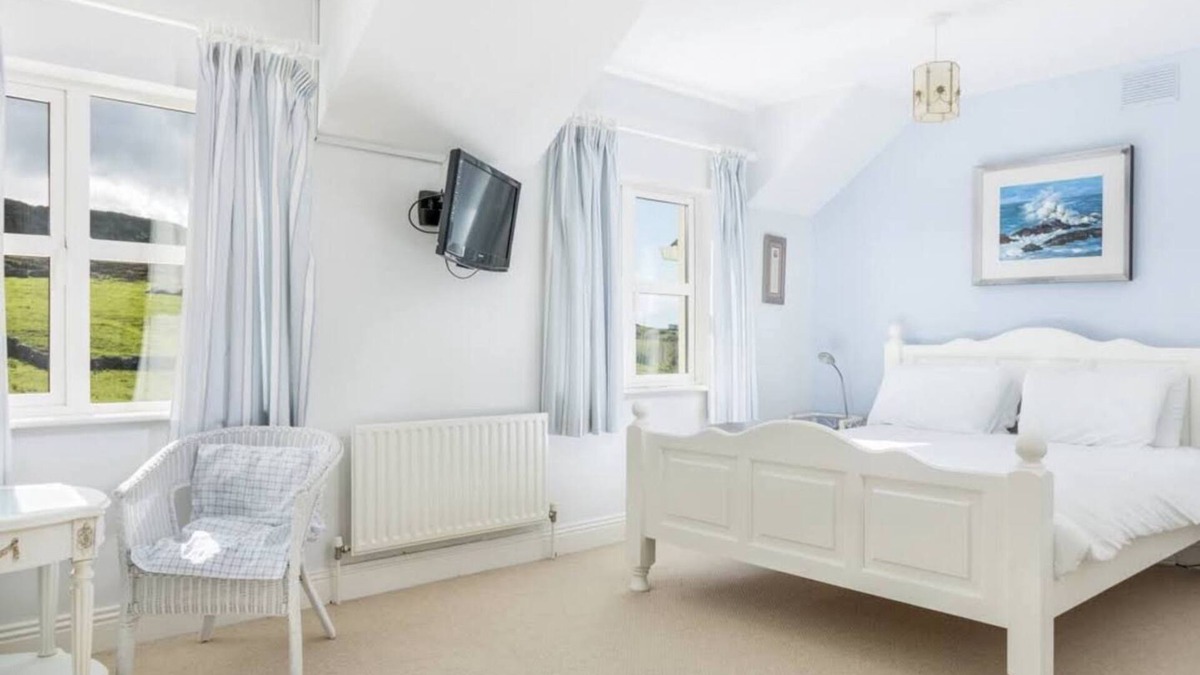 Lahinch House | Slaveen - 1km from Lahinch Beach, Stunning views of Lahinch - Walk to the Beach