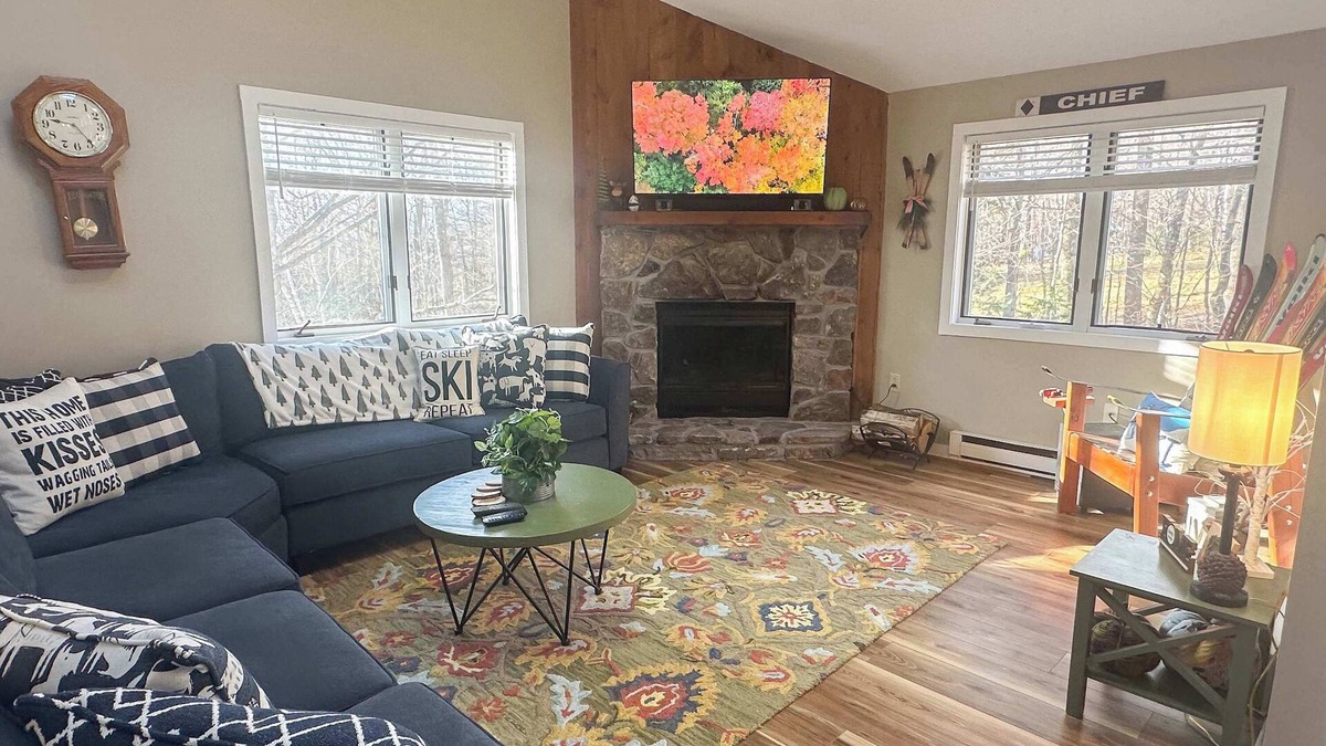 Ludlow Condo | Sleek 2BR Kettlebrook Condo with Fireplace, Ski-in/Ski-out
