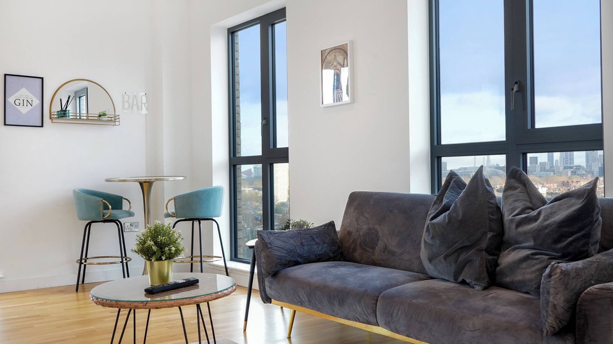 St. Mary's Park Apartment | Sleek 3-bedroom penthouse with private balcony in Battersea, Clapham