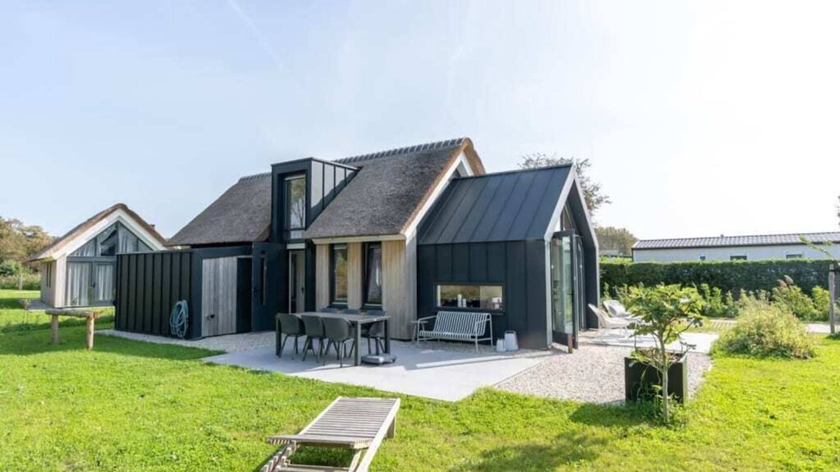 Westenschouwen House | Sleek and contemporary with a finish of natural materials! In this 4-person chalet with spacious ter