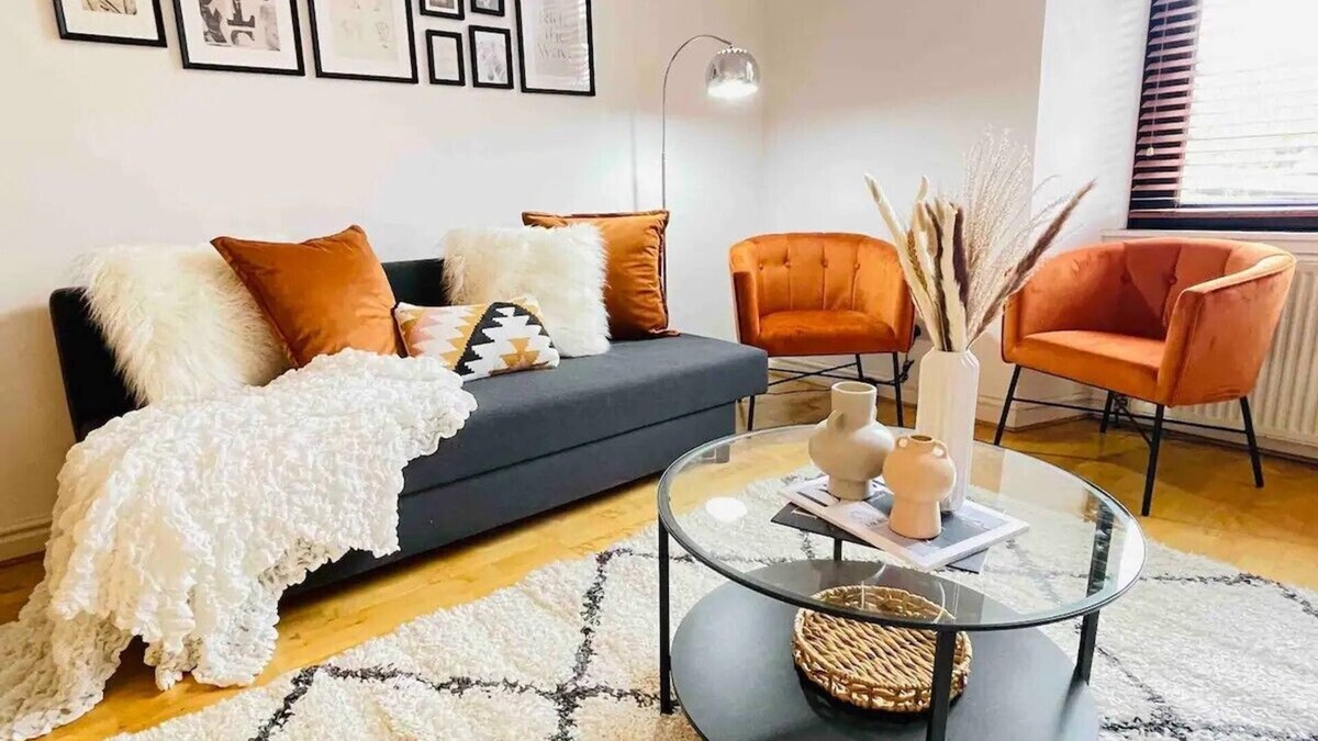 North Glasgow Apartment | Sleek and Modern 2-Bedroom Sunny Views, close to Subway