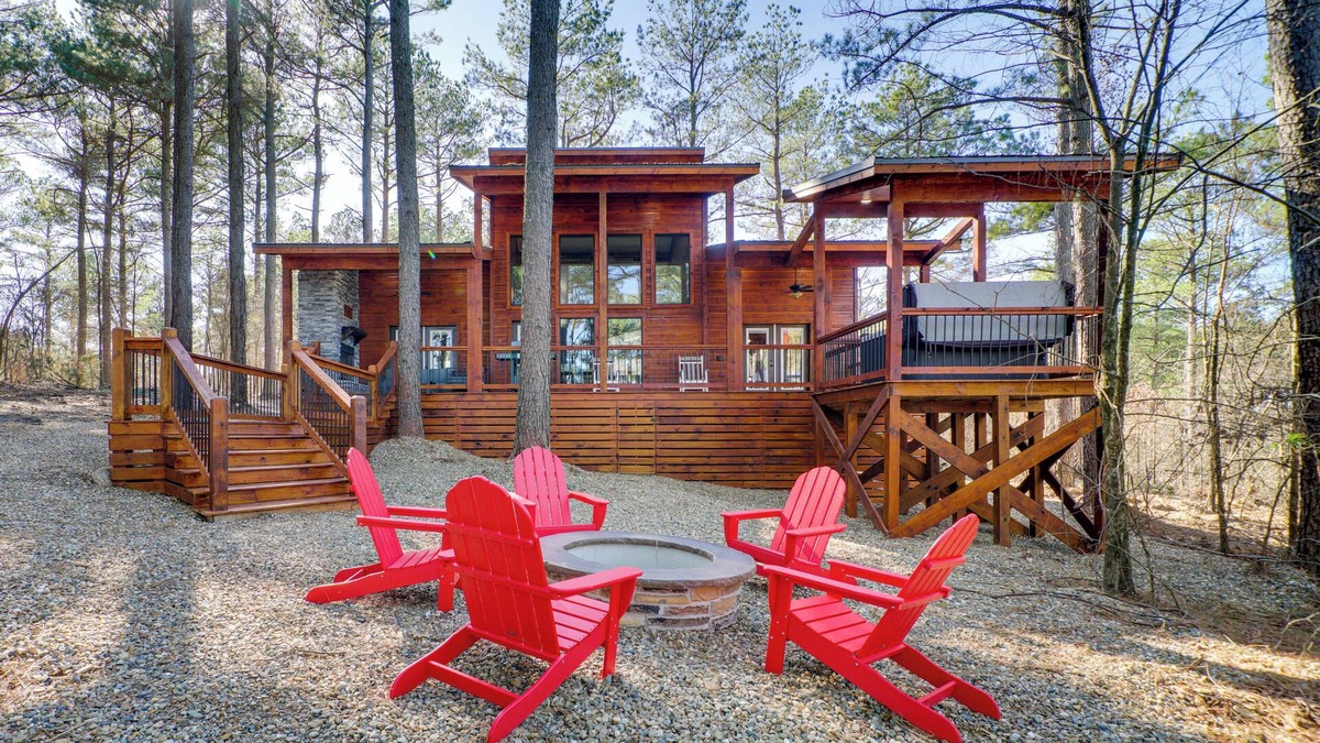 Pickens Cabin | Sleek Cabin w/Hot Tub: 11 Mi to Broken Bow Lake!
