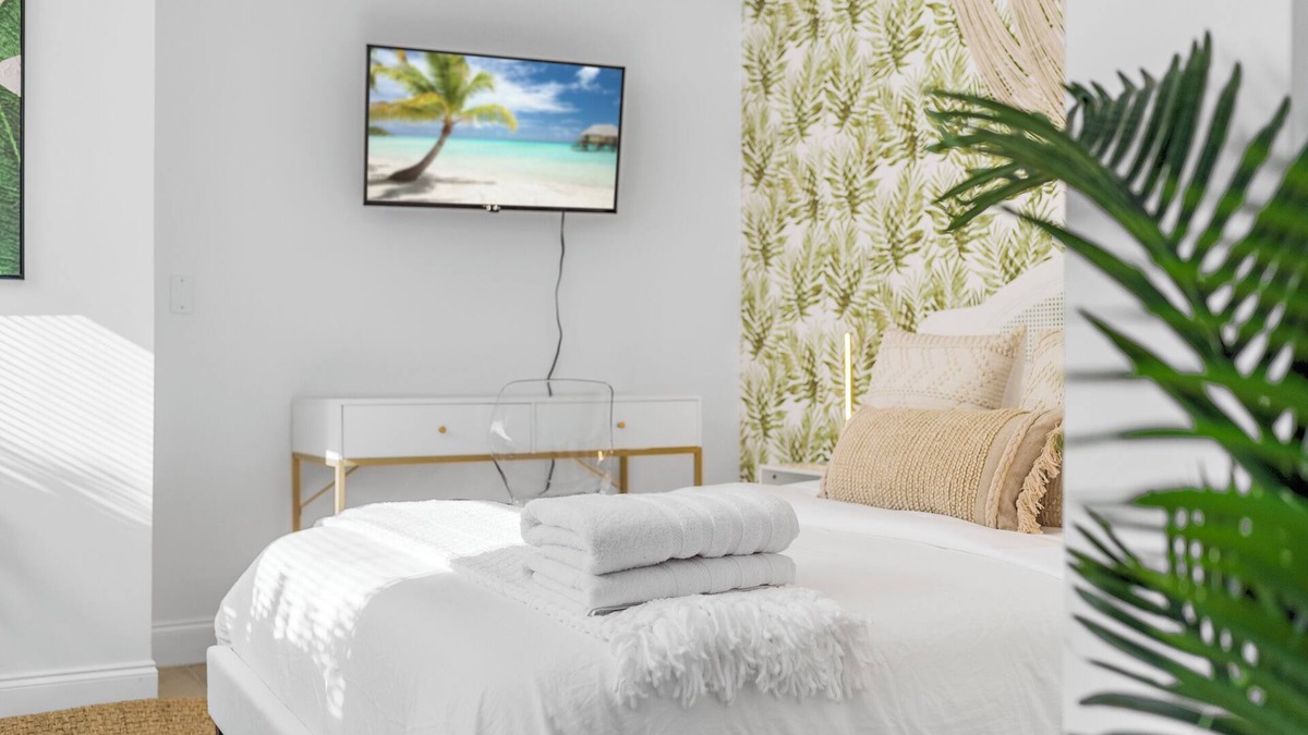Flamingo Parks House | Sleek & Cozy Studio: Freshly Renovated