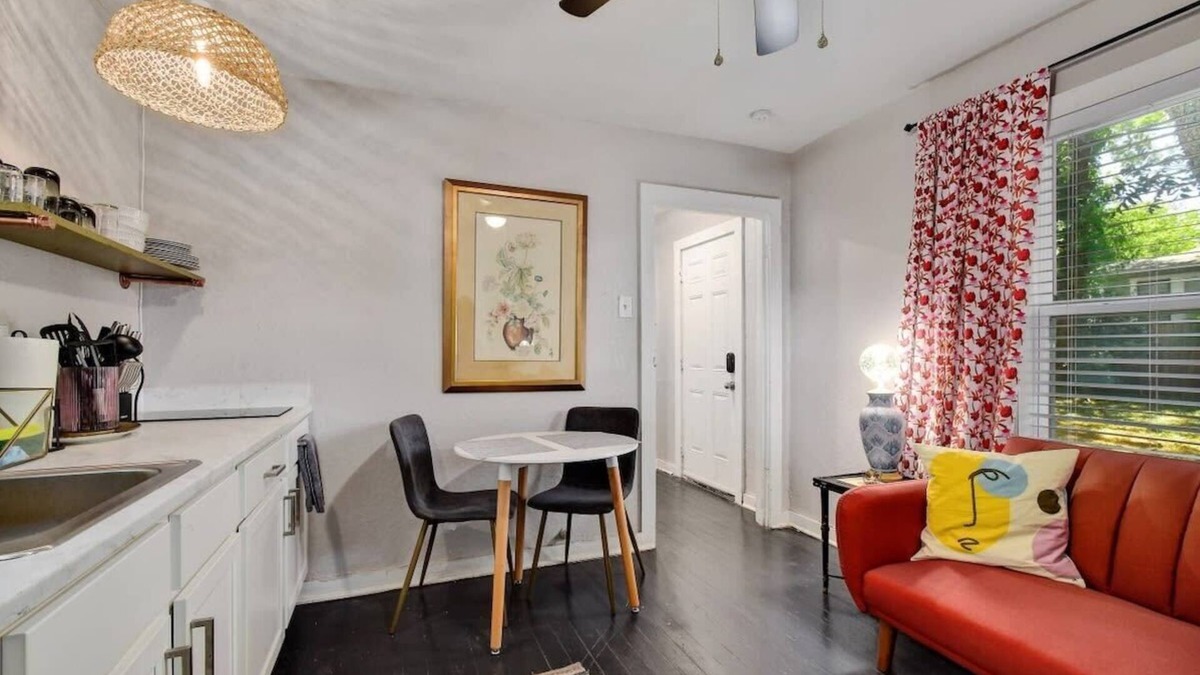 Eastside Promise Neighborhood House | Sleek Dignowity Hill Apt - 2 Min to DT-1