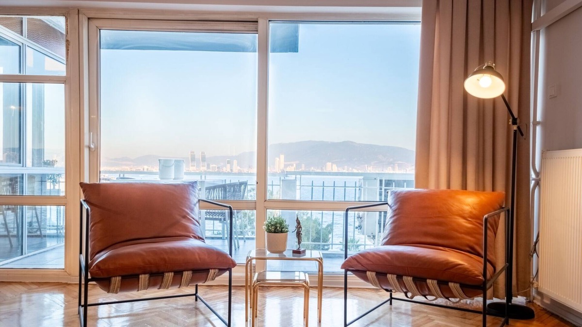 Karsiyaka Apartment | Sleek Flat with Sea View Balcony 2 min to Coast