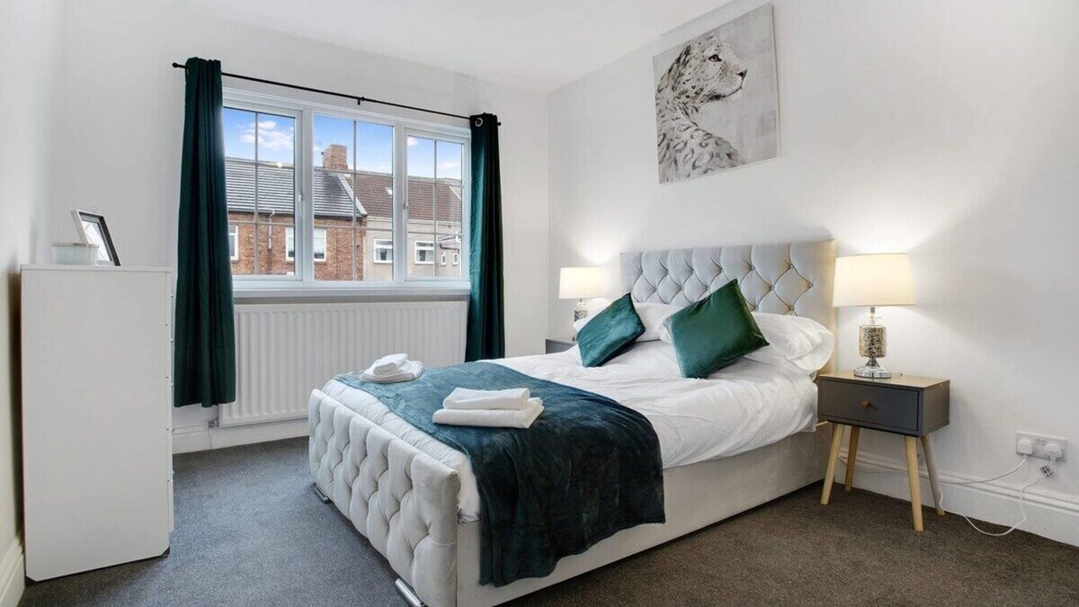 Hetton-le-Hole House | Sleek Gem Home in Houghton le Spring, Sleeps 5