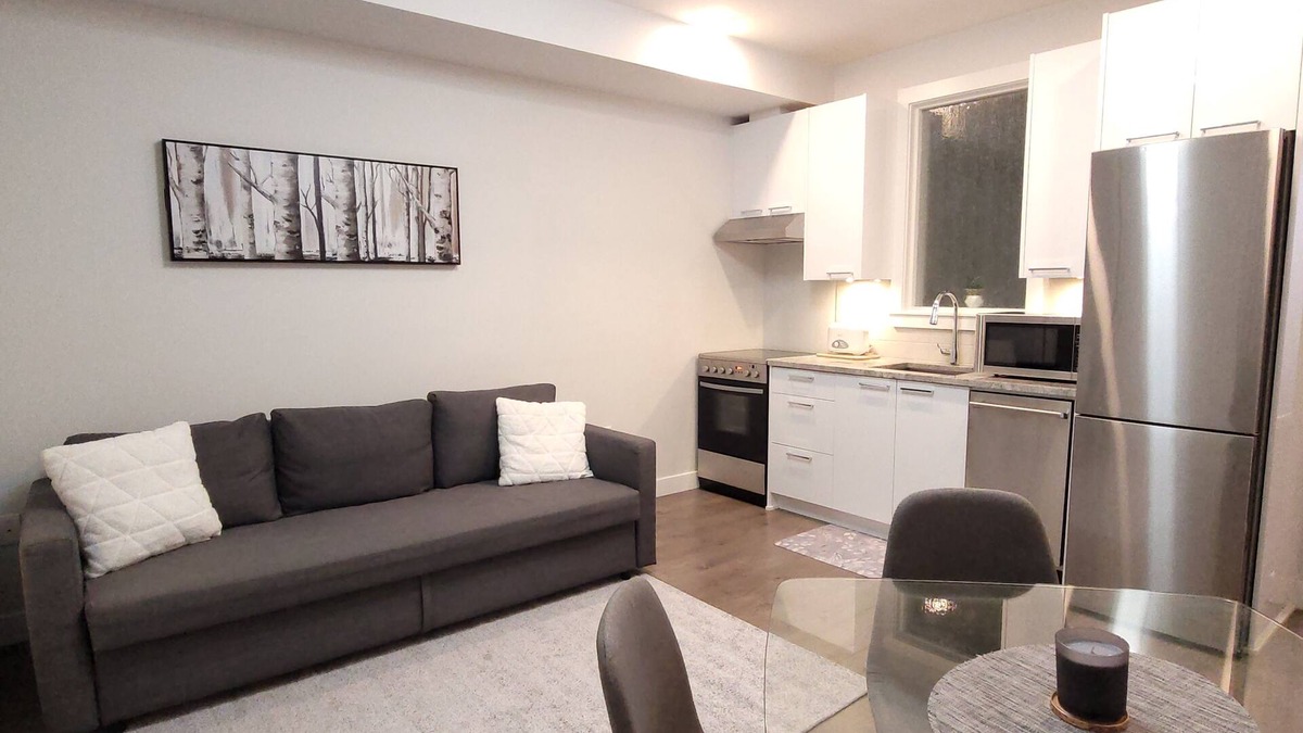 Langley Condo | Sleek Gem! Modern Comfort Condo Downtown Langley