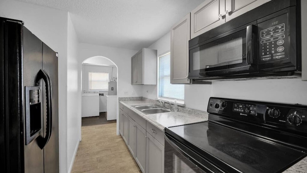 Westside House | ~Sleek Home Sleeps 10 Grill~