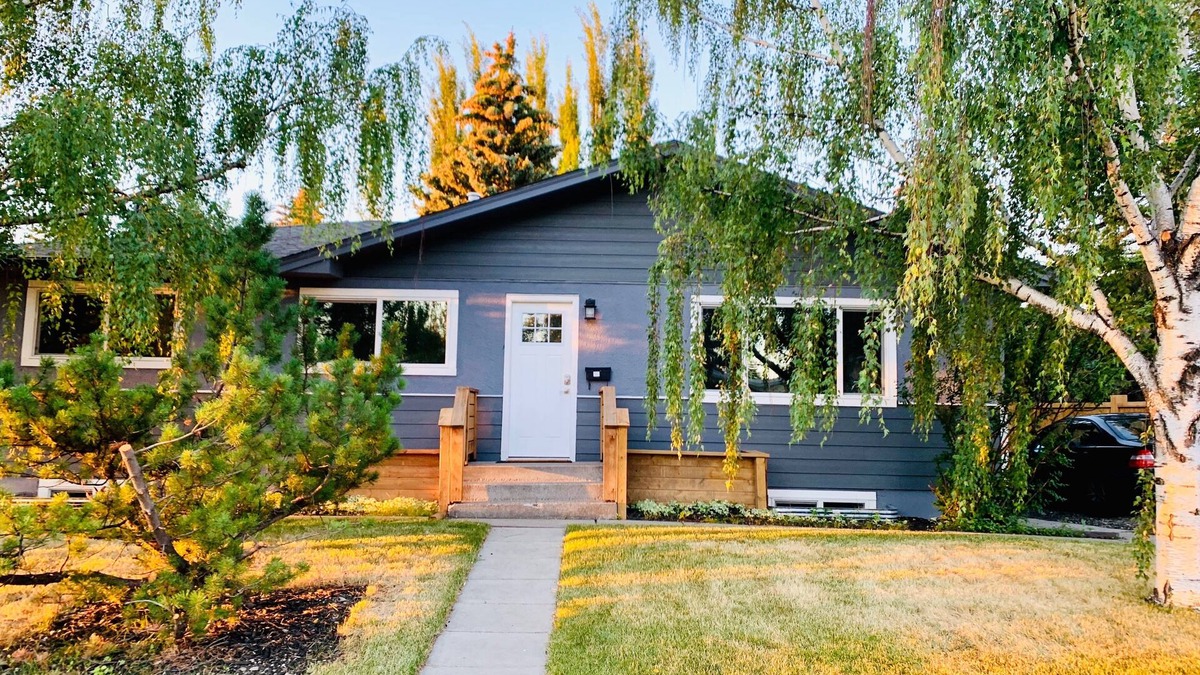 Kingsland House | Sleek Modern Brand New Bungalow near Chinook mall