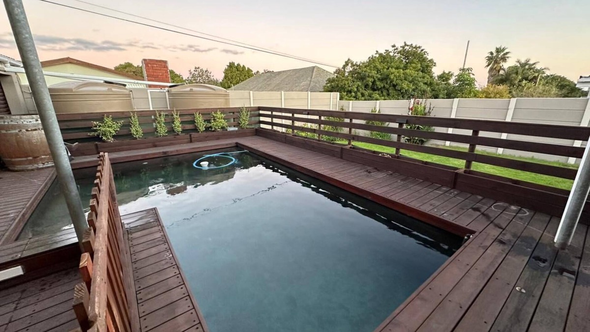 Parow North Apartment | Sleek Modern Luxury Pool Side Apartment