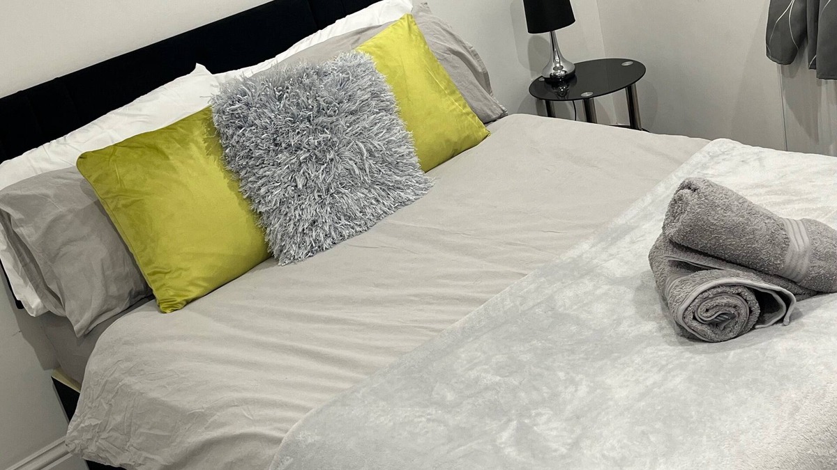 Wallington Apartment | Sleek, Sleeps 6 Sunset Views, Family friendly