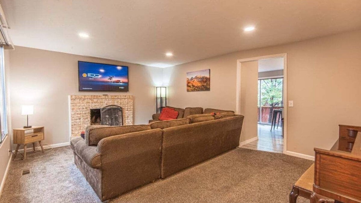 Sandy House | Sleek & Snug | Urban Retreat Mins from Downtown