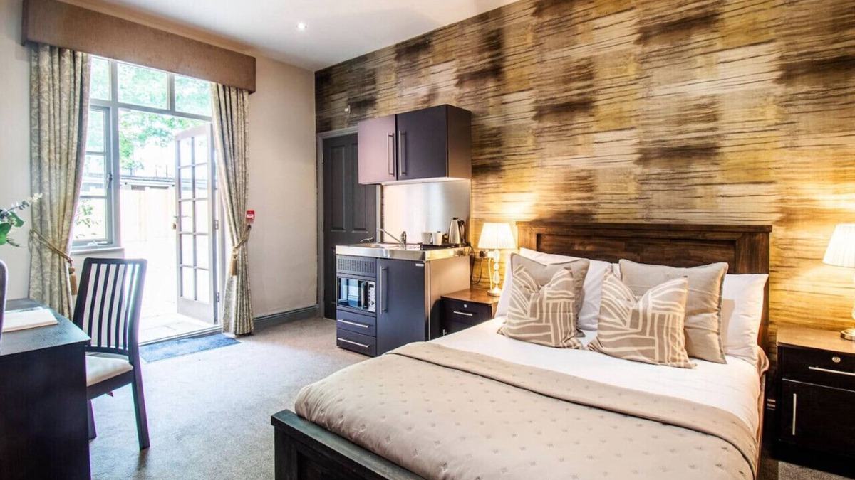 Yeovil Apartment | Sleek Studio: Gym Pass, Fast WiFi & Patio Seating