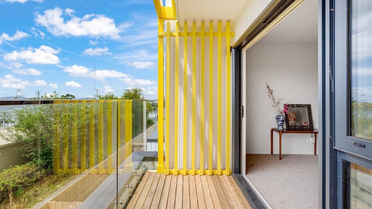 Massey Apartment | Sleek Utopia Townhouse with Deck and Air-con