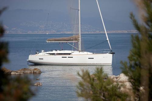 Oeiras Boat Rental | Sleep aboard a modern sailboat in Oeiras