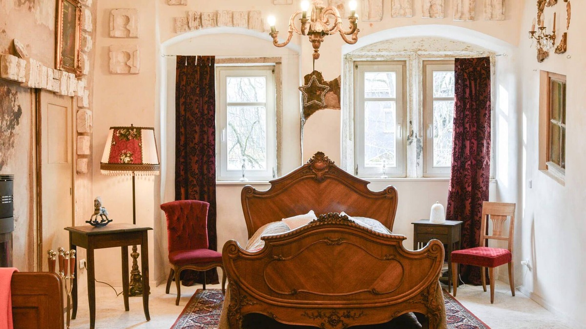 Hildburghausen Apartment | Sleep like in a fairy tale - group accommodation for 10 people in Weitersroda Castle