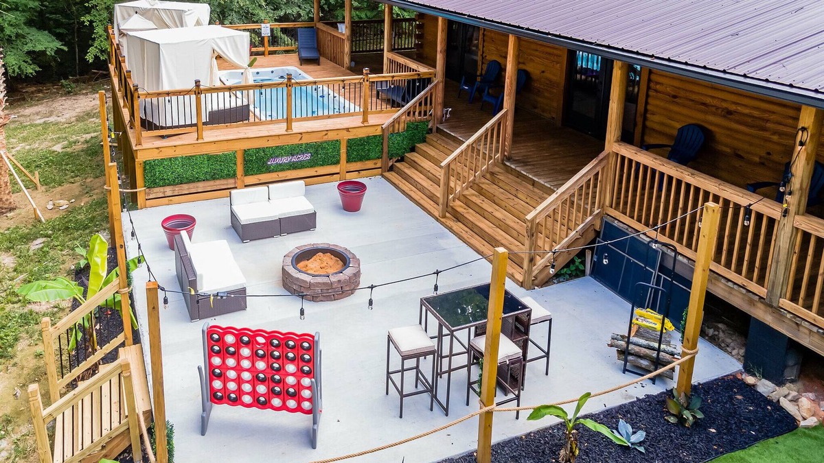 White Oak Cabin | Sleep Over Log Cabin, Swim Spa on 7 Acres