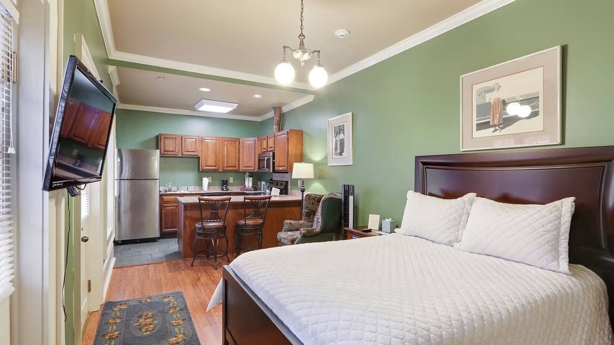 French Quarter Hotel | Sleep Under the Palms – Sweet King Studio in NOLA Garden Hotel
