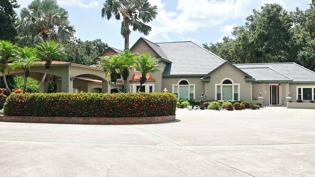 Clermont House | Sleep Up to 50 - Private Oasis With Boating & Huge Games!