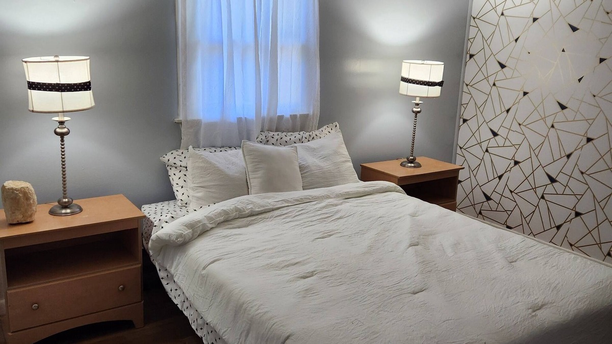 Howard House | Sleep up to 6, bring your dogs, relax and enjoy