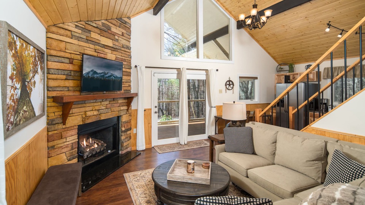 Fleetwood Cabin | Sleep6,Hottub,Firepit & Wood,Private, Views, 30mins from App Ski Reduced Rates!