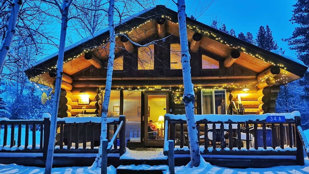 Winthrop Cabin | Sleeping Wolf Cabin 1BR w/ski trail & river access, pool/hot tub, laundry