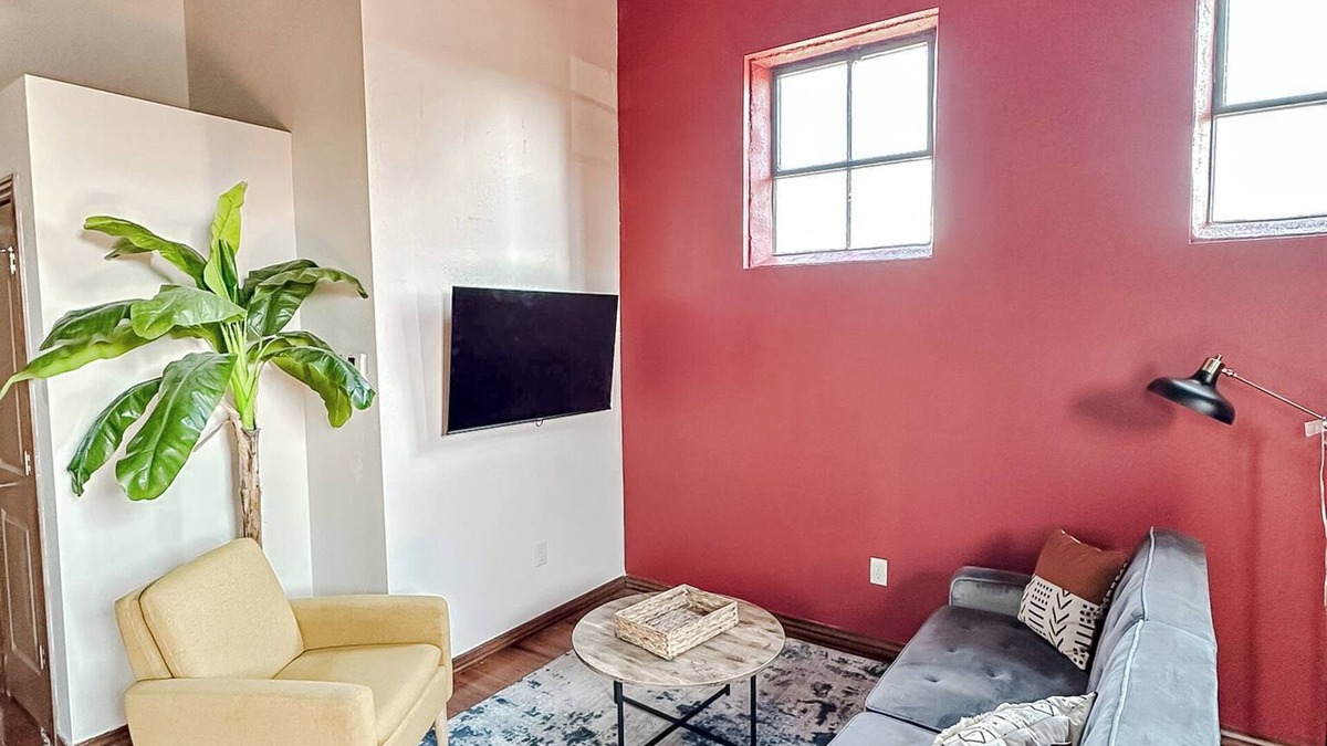 Springfield Apartment | Sleepover Extraordinary 2BD/1BA + Parking - Downtown Springfield