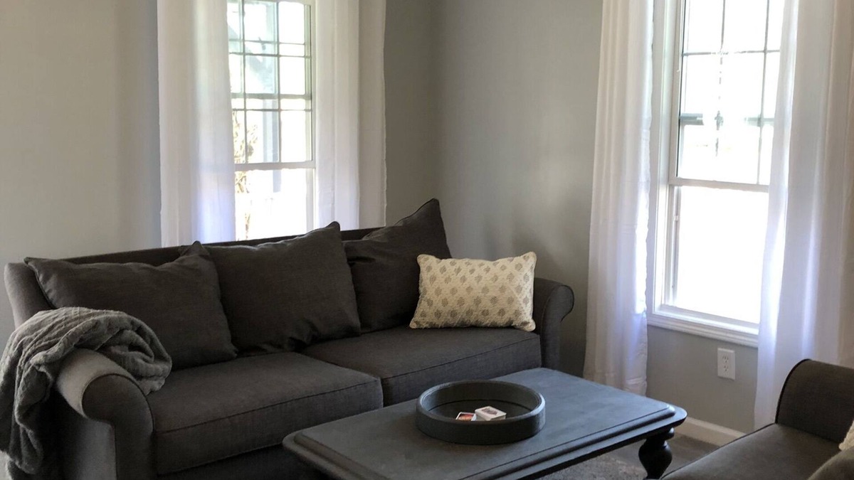 Atchison House | Sleeps 1 - 3 Chesterton House: Clean, Stylish, Family Friendly, and Close to BC