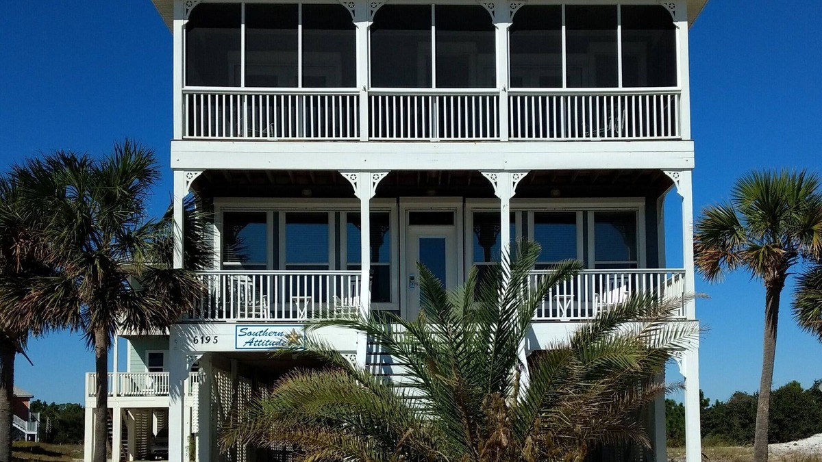 Morgantown House | Sleeps 10, 3 King/2 Bunks, Steps to Beach, Full Week Discount, Pickleball Court