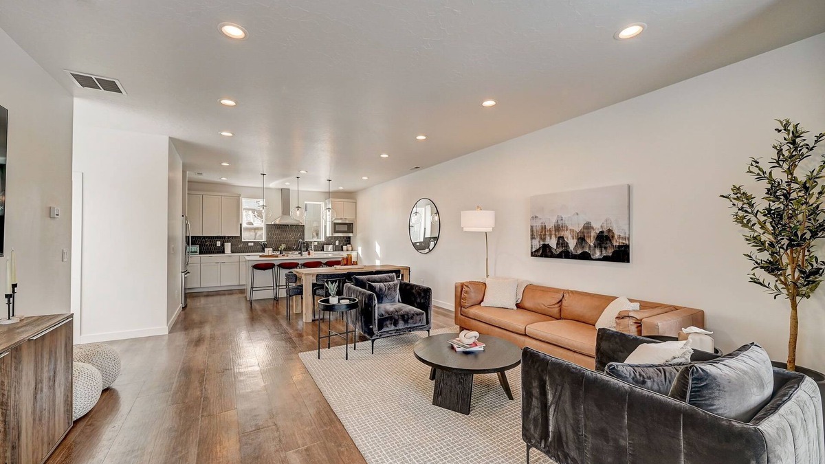 Mountain Green House | Sleeps 10, fast wi-fi, near Snowbasin - Beautiful, spacious, and charming!