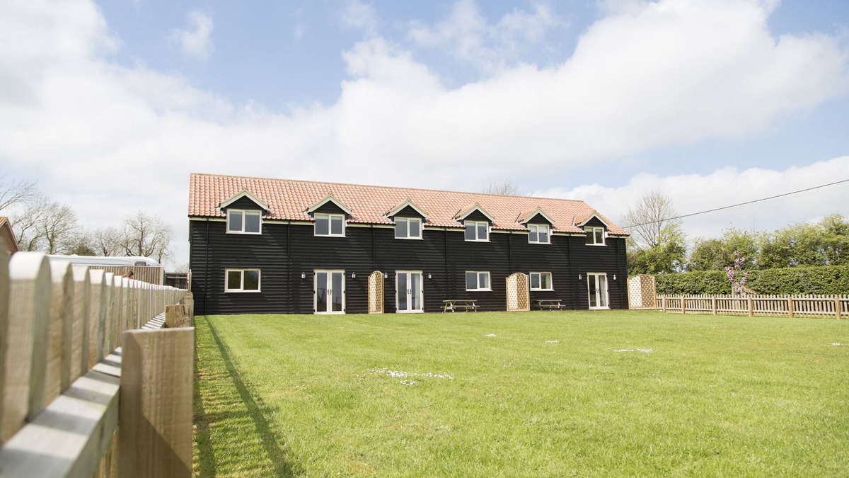 East Dereham House | Sleeps 10! Holiday Homes with Pool, Sauna & Gym, in scenic Norfolk Countryside!