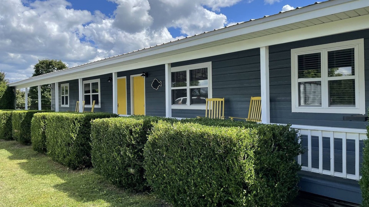 Cassville Condo | Sleeps 10(two 5 person units), Pool, Big M Marina, 15 min to Roaring River