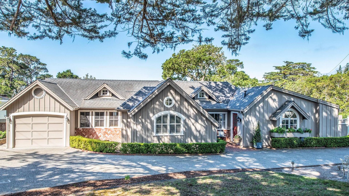 Northwest Carmel Cottage | Sleeps 10 with 3 full bathrooms -Carmel, Peace of Heaven Family Vacation Home