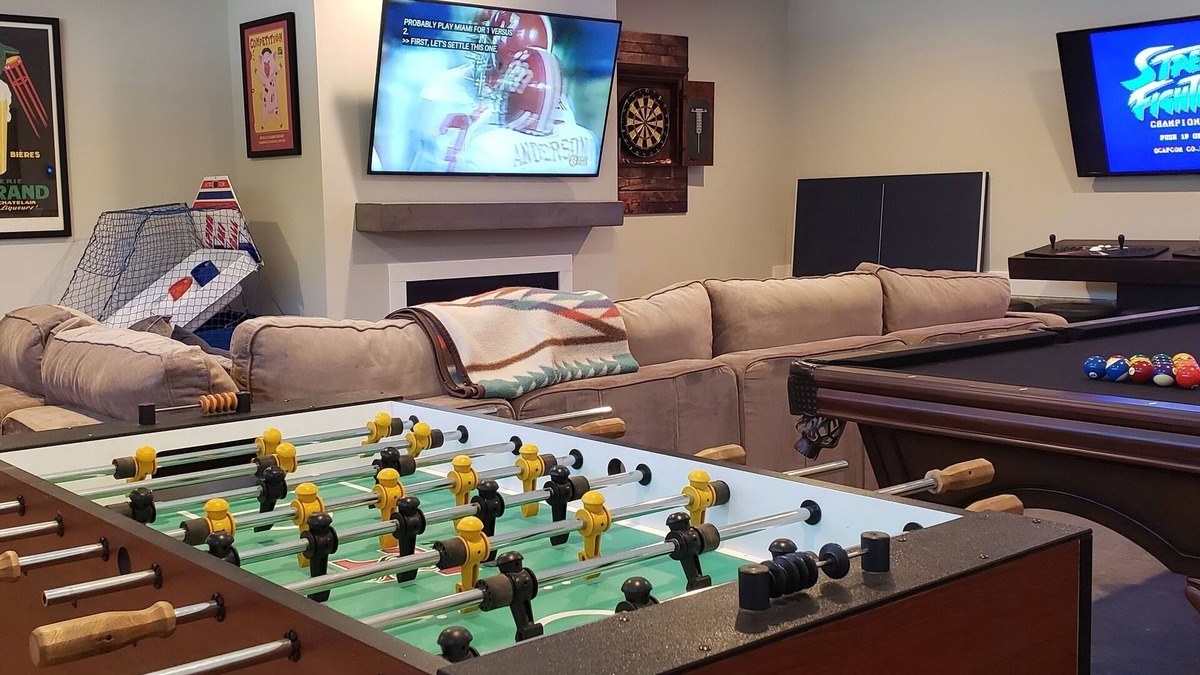Sylvan Heights House | SLEEPS 12! 2 Units HOT TUB GAMEROOM POOL TABLE, 1.6~ miles to Downtown fun.