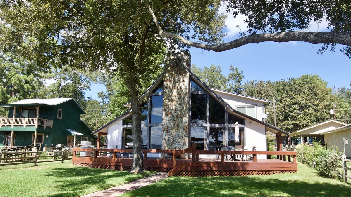 West Livingston House | Sleeps 12, 4br, Lakefront, firepit, boat lift, fish station, & panoramic views