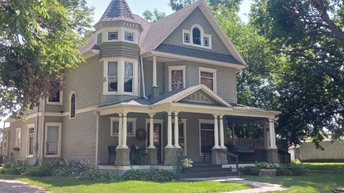Dexter House | Sleeps 12…. 5 beds and a sofa sleeper. 20 min from West Des Moines.