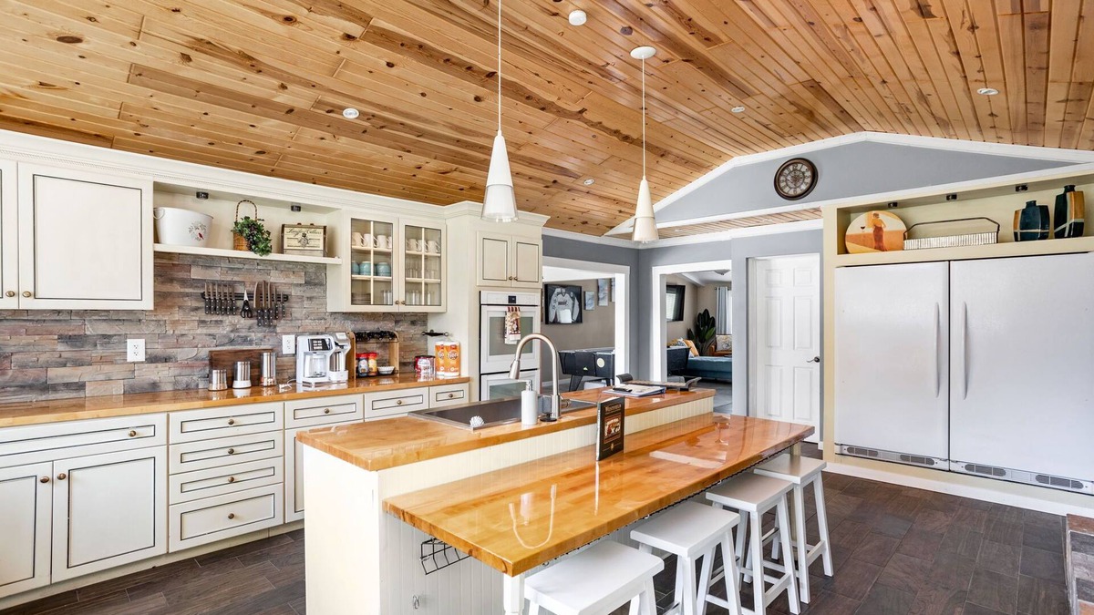 Westfield House | Sleeps 12+/Batting Cage/Theater!