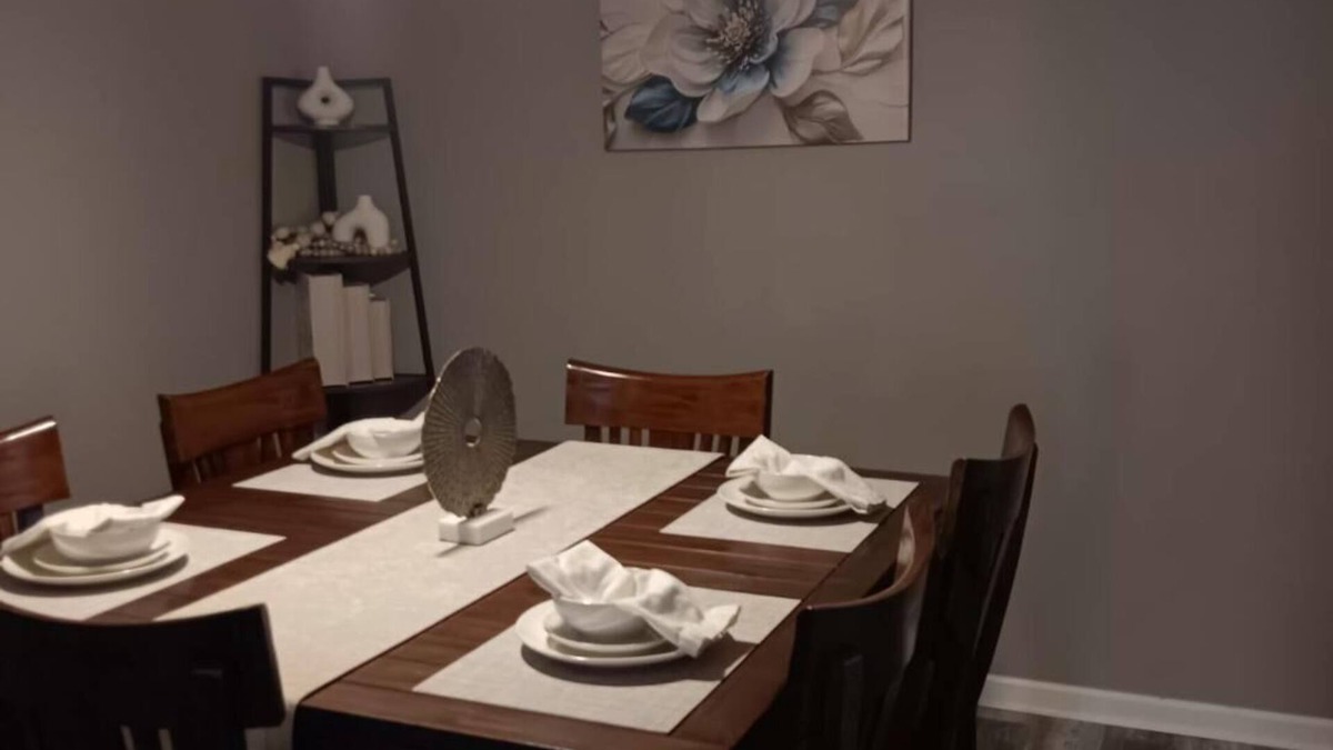 Central City House | SLEEPS 12 IN THE HEART of Corpus Christi. CENTRAL Location, HEB, RESAURANTS.
