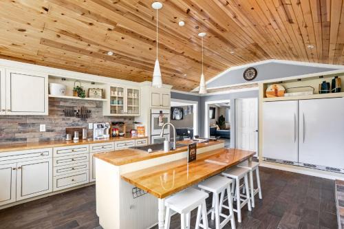 Westfield House | Sleeps 12, Indoor and Outdoor Theaters, Batting Cage, & Games!
