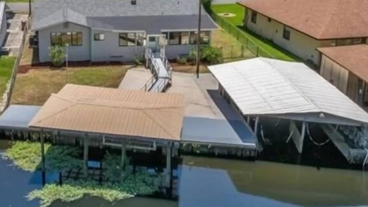 Astor House | Sleeps 13, theater, waterfront, close to springs and forest. Old Florida