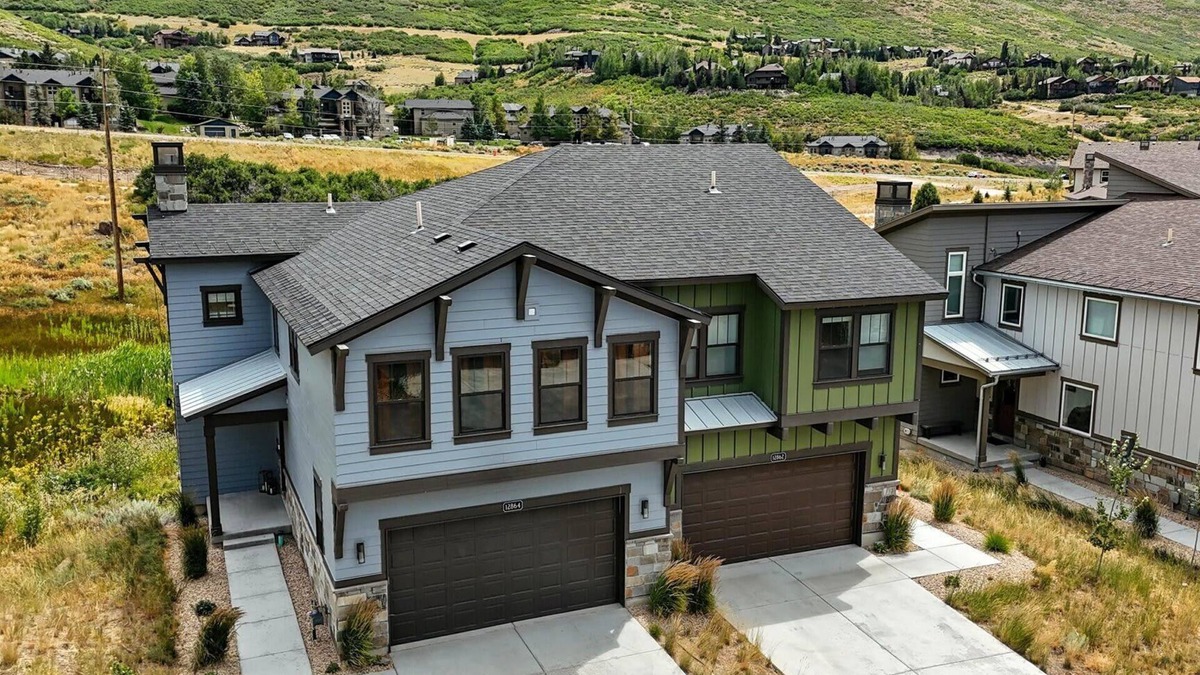Deer Mountain House | Sleeps 14! Hot Tub-Games-Arcade & Balcony Views