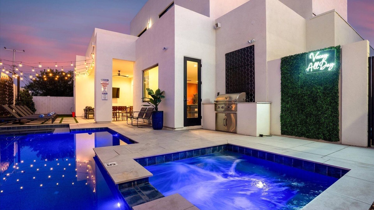 South Scottsdale House | Sleeps 14/Luxury Pool/Spa/Walk to Old Town/EV Charger/Fitness Area