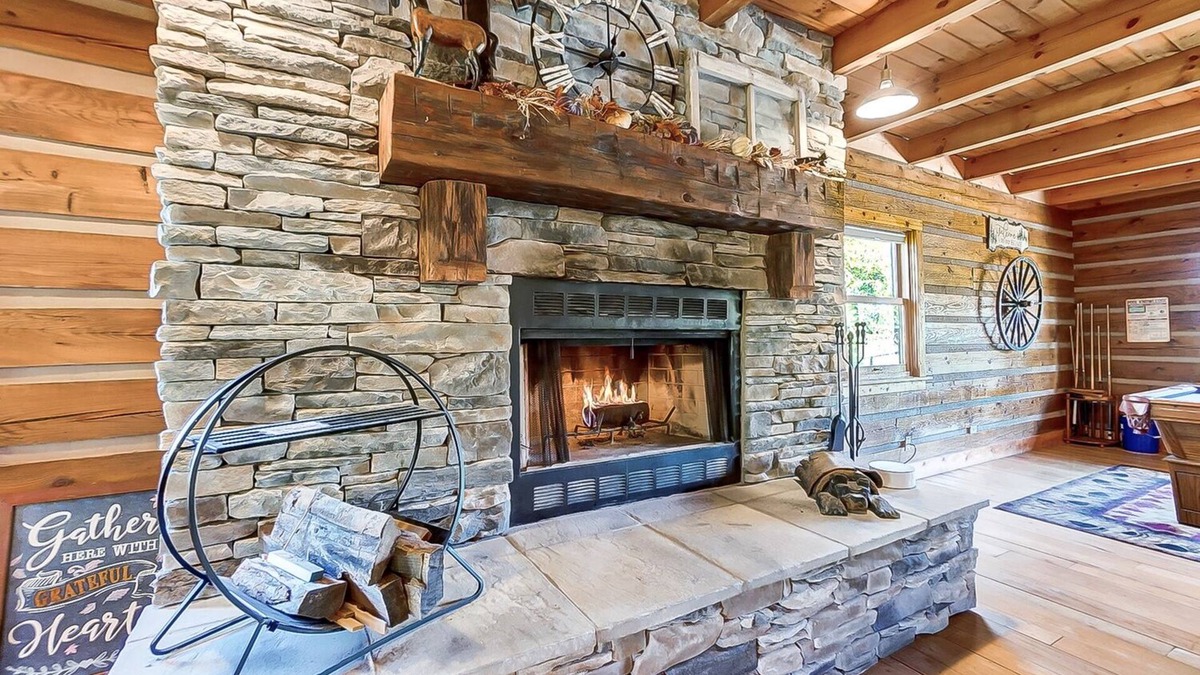 Loveland Cabin | Sleeps 15 - Log Home w/Hot Tub on Ranch w/Lake!