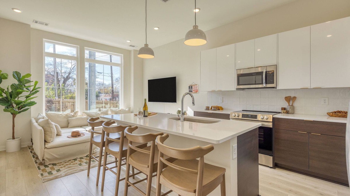 Talbot's Corner House | Sleeps 16 | 2 Modern Townhomes, Minutes to Broadway | Lischey & 98 Degrees