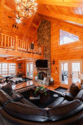 Carbon Hill House | Sleeps 16 Luxury Cabin with Game Room & Hot Tub