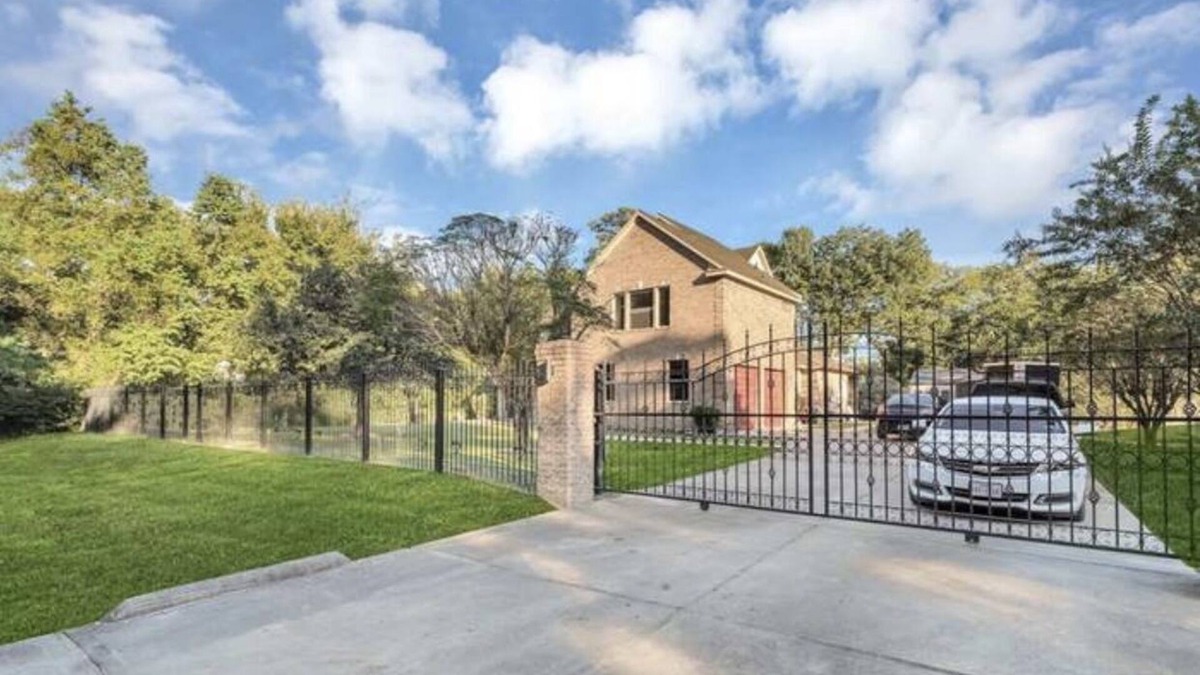 Humble House | Sleeps 18+.10 mins from IAH. Big Pool Events & Parties Allowed